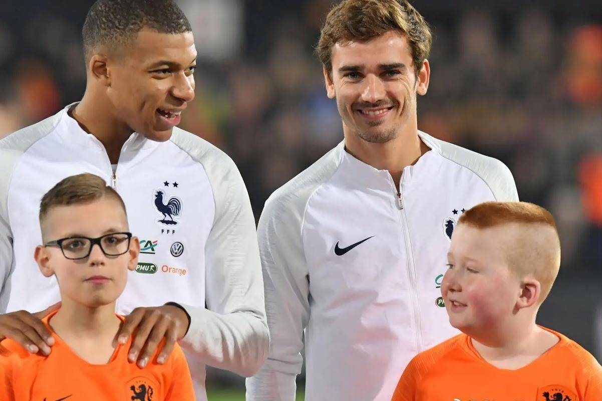 姆巴佩意外战胜RNG，重返赛场引爆全场！